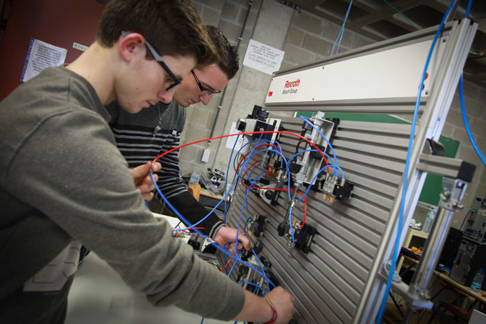 les éléves durant le cours de laboratoire